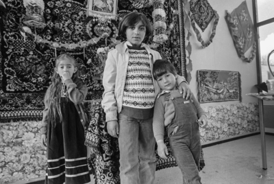 853664 Portret van enkele Roma-kinderen tijdens de viering van Sint Jorisdag in het tijdelijke woonwagenkamp in de ...